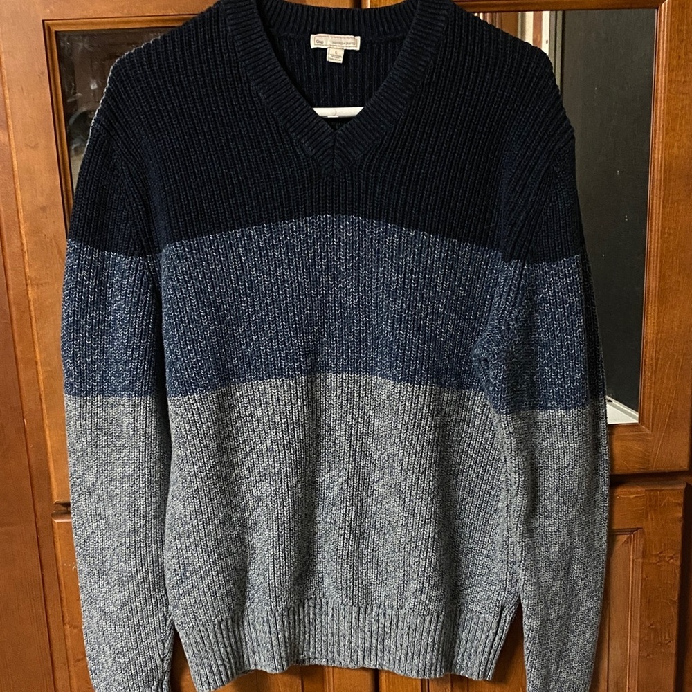 GAP Men's V-Neck Chunky Knit Sweater in Navy & Light Blue and Gray Fall Cozy